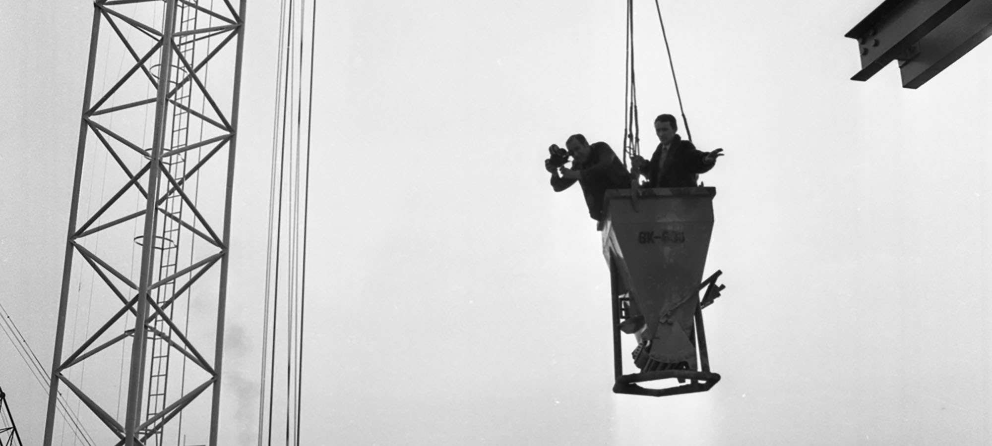 Ein Team des ungarischen Fernsehens MTV auf der Baustelle eines Kraftwerks nahe der Donau 1971